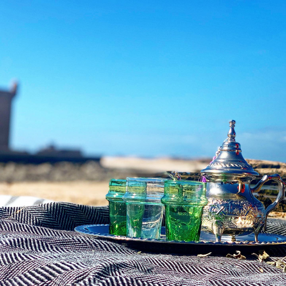 Verres artisanaux Beldi Chic avec du thé marocain traditionnel
